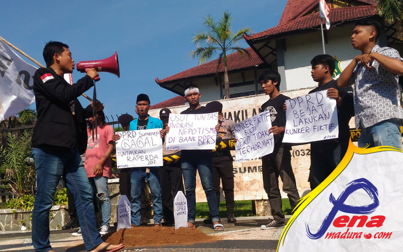 Sutrisno, orator FKMS saar berprasi di depan Kantor DPRD Sumenep