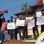 Sutrisno, orator FKMS saar berprasi di depan Kantor DPRD Sumenep