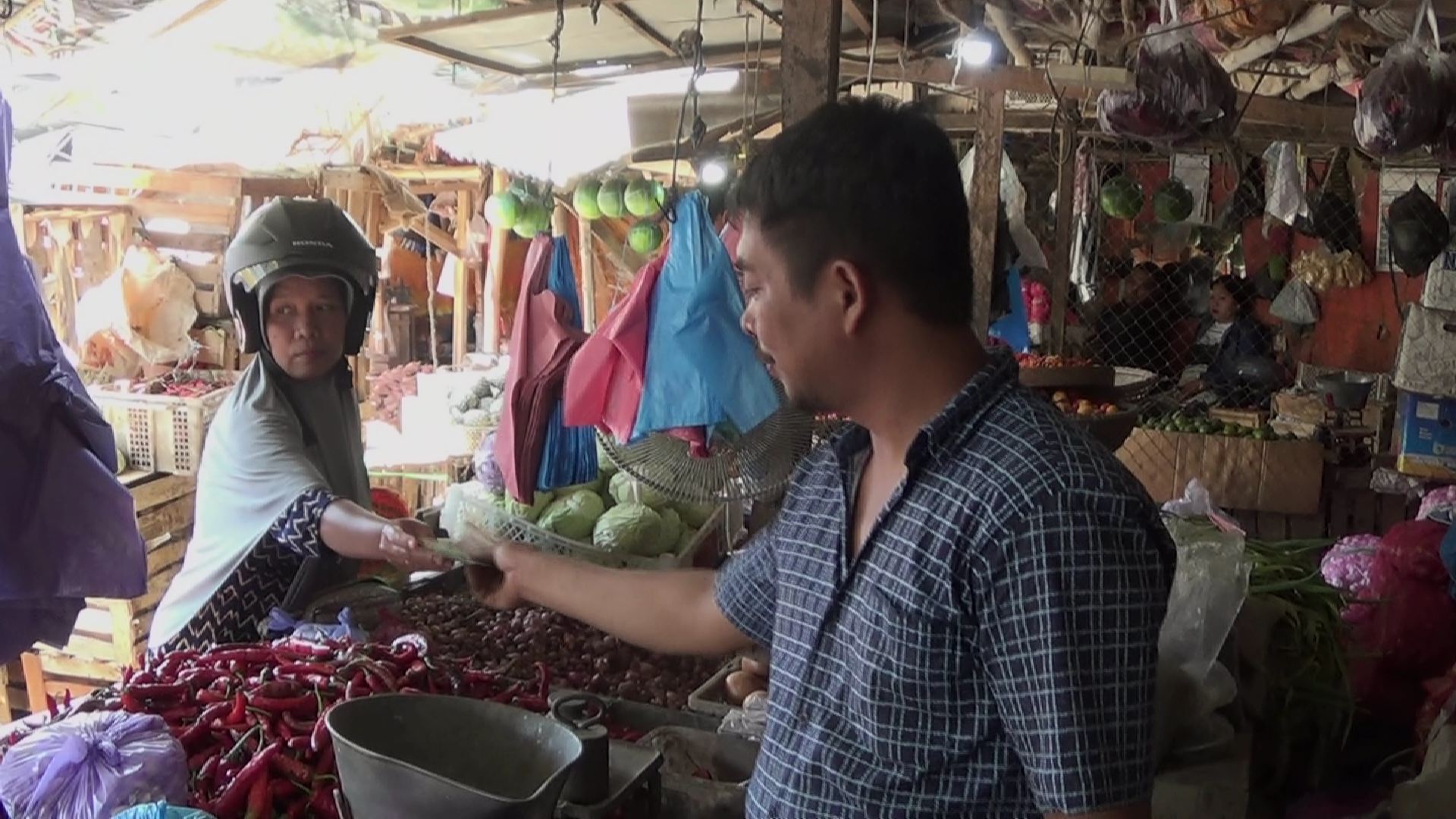 Transaksi konsumen dan pedagang di Pasar Anom Baru Sumenep