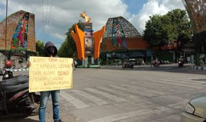 Tolak Tambak Nakal Beroperasi di Sumenep, FKMS Lakukan Aksi Bersocial Distancing