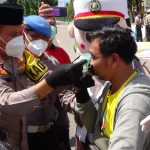 Kapolres Sumenep, Akbp. Darman Kenakan Masker Kepada Pengendara yang tidak memakai masker