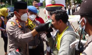 Operasi Zebra di Tengah Pandemi, Polisi Bagi-Bagi Masker Ajak Pengendara Taati Prokes