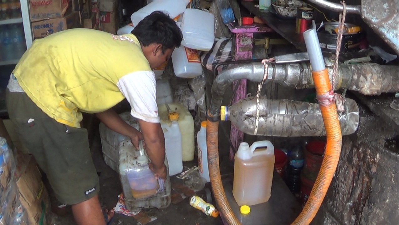 salah satu agen minyak goreng curah di pasar anom baru sumenep