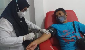 Prihatin Keluarga Pasien Bingung Cari Darah, Jurnalis KJS Bantu Donorkan Darah di PMI