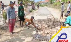 Warga Pulau Kangean Sumenep Bangun Jalan Secara Swadaya