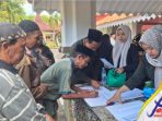 Undangan maulid mengisi absen kehadiran di pendopo sumenep