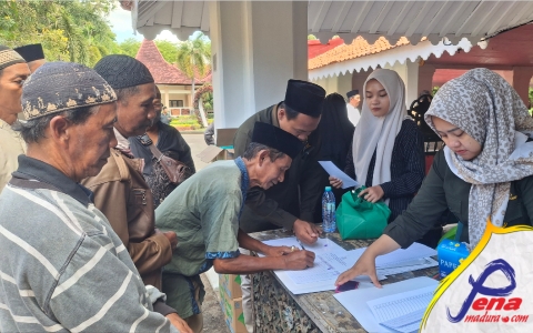 Undangan maulid mengisi absen kehadiran di pendopo sumenep