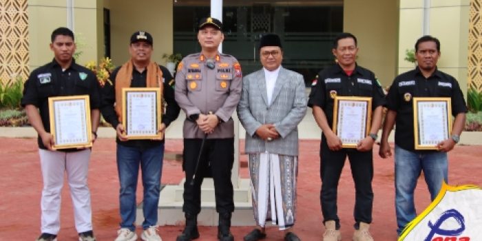 Berjasa Bantu Polisi, Kepala Desa Sapeken Terima Penghargaan dari Kapolres Sumenep