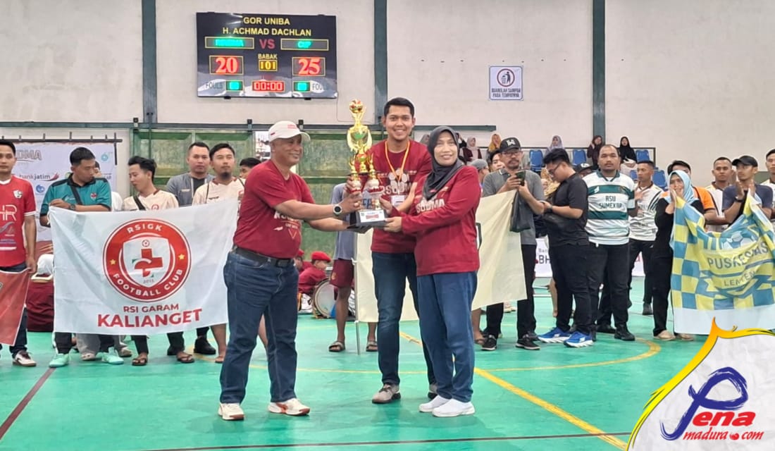 Kepala Disbudporapar Moh. Iksan Memyerahkan Piala Kepasa Dirut RSUDMA Sumenep, dr. Erliyati pada pembukaan turnamen futsal RSUDMA