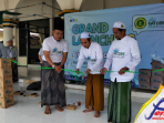 Gus Ebit Memotong pita yaudah peresmian launching produk Eatore