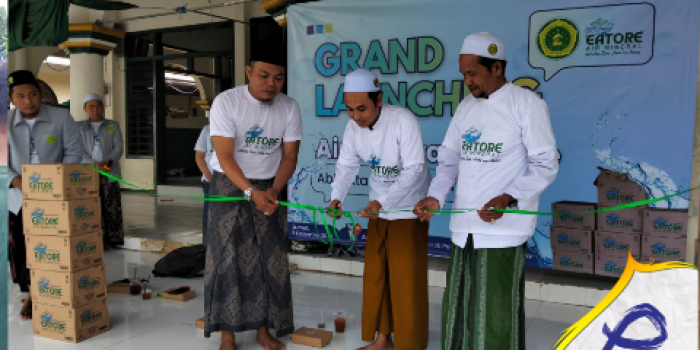 Gus Ebit Memotong pita yaudah peresmian launching produk Eatore