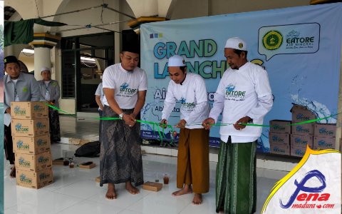 Gus Ebit Memotong pita yaudah peresmian launching produk Eatore