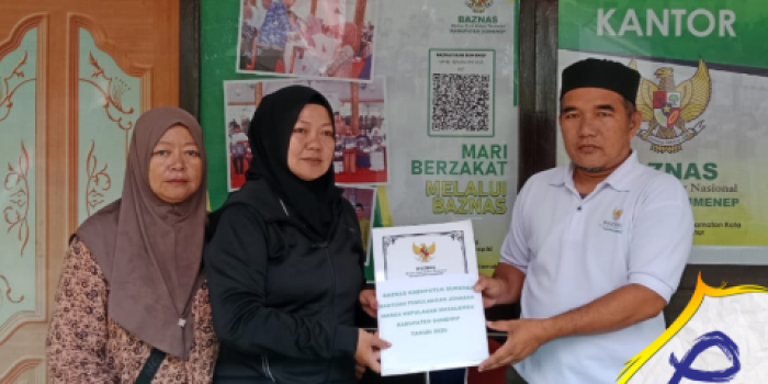 Ketua Baznas Sumenep, Ahmad Rahman menyerahkan Bantuan Biaya Pemulangan Jenazah kepada Keluarga Almarhum Hasan warga Karamian Masalembu