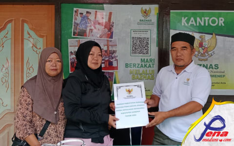 Ketua Baznas Sumenep, Ahmad Rahman menyerahkan Bantuan Biaya Pemulangan Jenazah kepada Keluarga Almarhum Hasan warga Karamian Masalembu