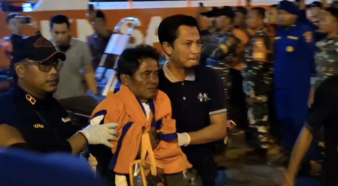 Korban Selamat KM Mutiara Sentosa 02 Dievakuasi ke Pelabuhan Kalianget, Empat Dirujuk ke RSI