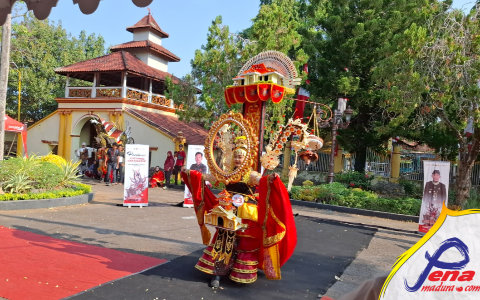 Madura Etnik Carnival Resmi digelar Tampilkan Kostum Keraton Sumenep